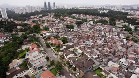 contraste entre ricos y pobres en sao paulo, brasil - vista aérea