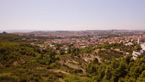 Eine-Wunderbare-Aussicht-Auf-Die-Stadt-Und-Den-Wald