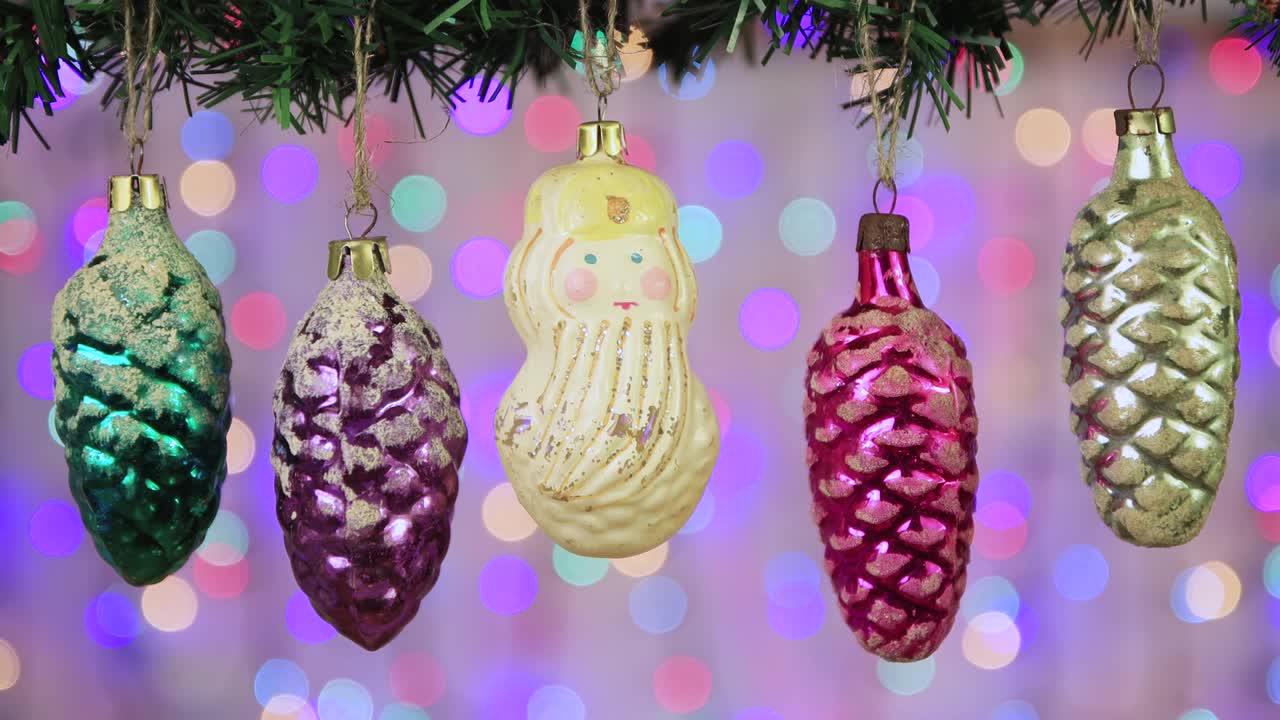 juguete de año nuevo vintage conos multicolores y papá noel, copia el espacio.