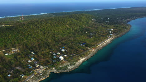 Drohnenaufnahmen,-Die-über-Die-Küste-Von-West-View-Auf-Der-Insel-San-Andres-In-Kolumbien-Fliegen