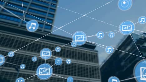 red de iconos digitales contra edificios altos en el fondo