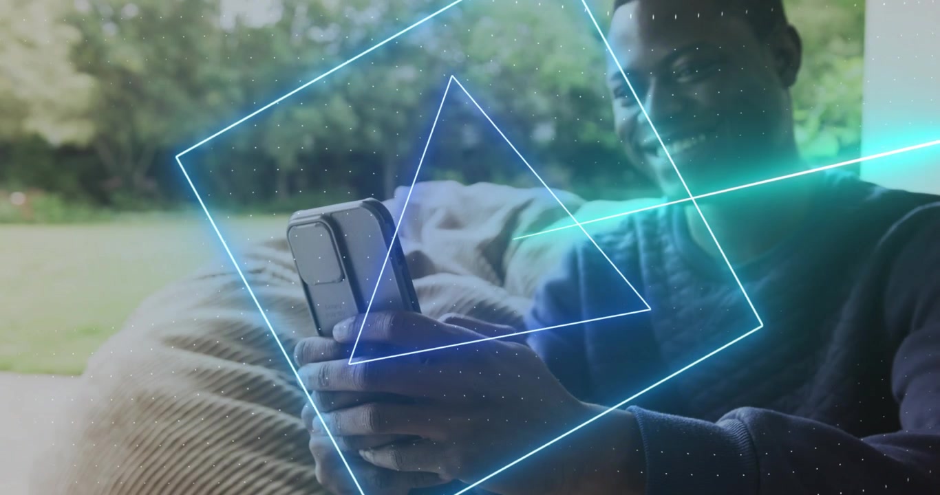 Uomo seduto che osserva lo schermo dello smartphone, con forme pulsanti scintillanti che ruotano e mostrano un'interfaccia tecnologica