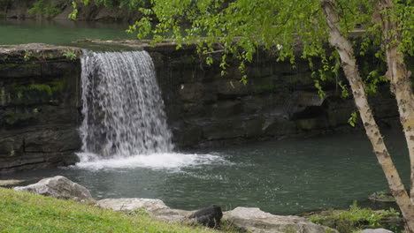 Ein-Kleiner-Wasserfall-In-Sager-Creek,-Siloam-Springs,-Arkansas,-Totale-Zoom-Heraus