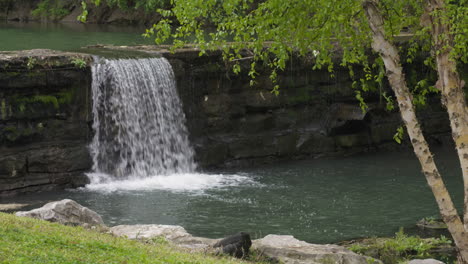 A-small-waterfall-in-Sager-Creek,-Siloam-Springs,-Arkansas,-wide-shot-zoom-out