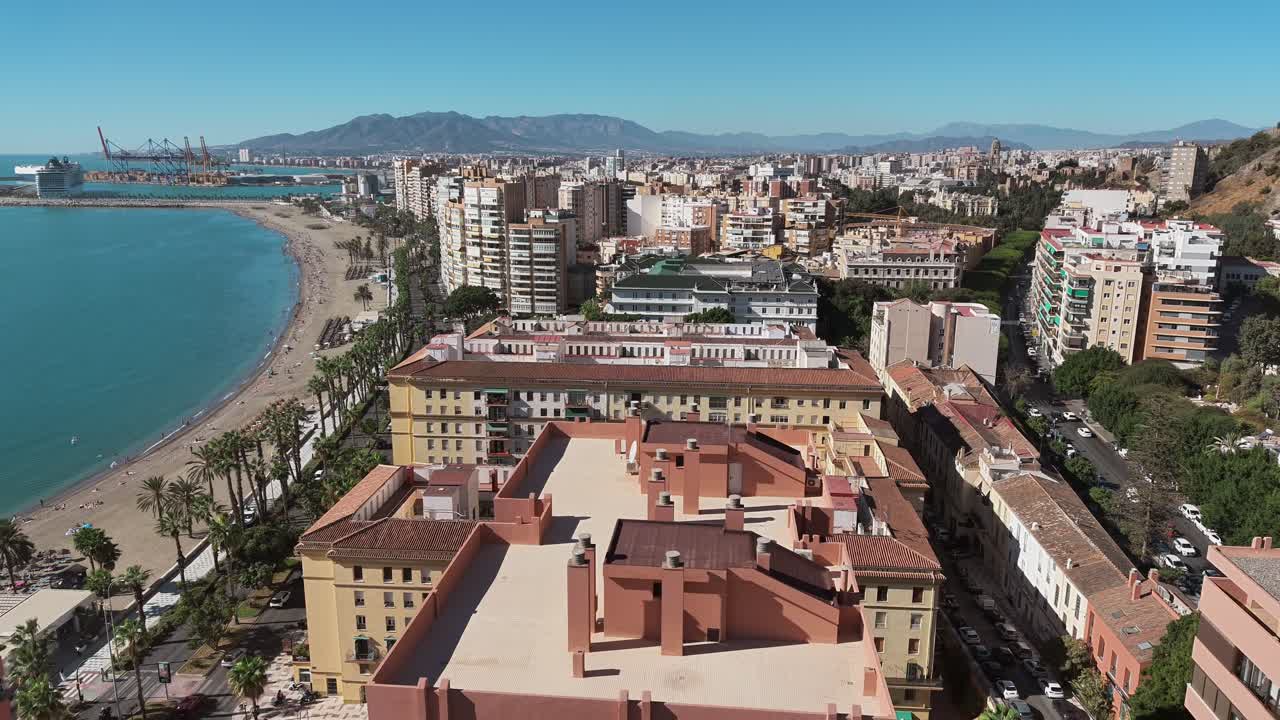 Malaga, Hiszpania – ujęcie z powietrza znad apartamentowców przy plaży