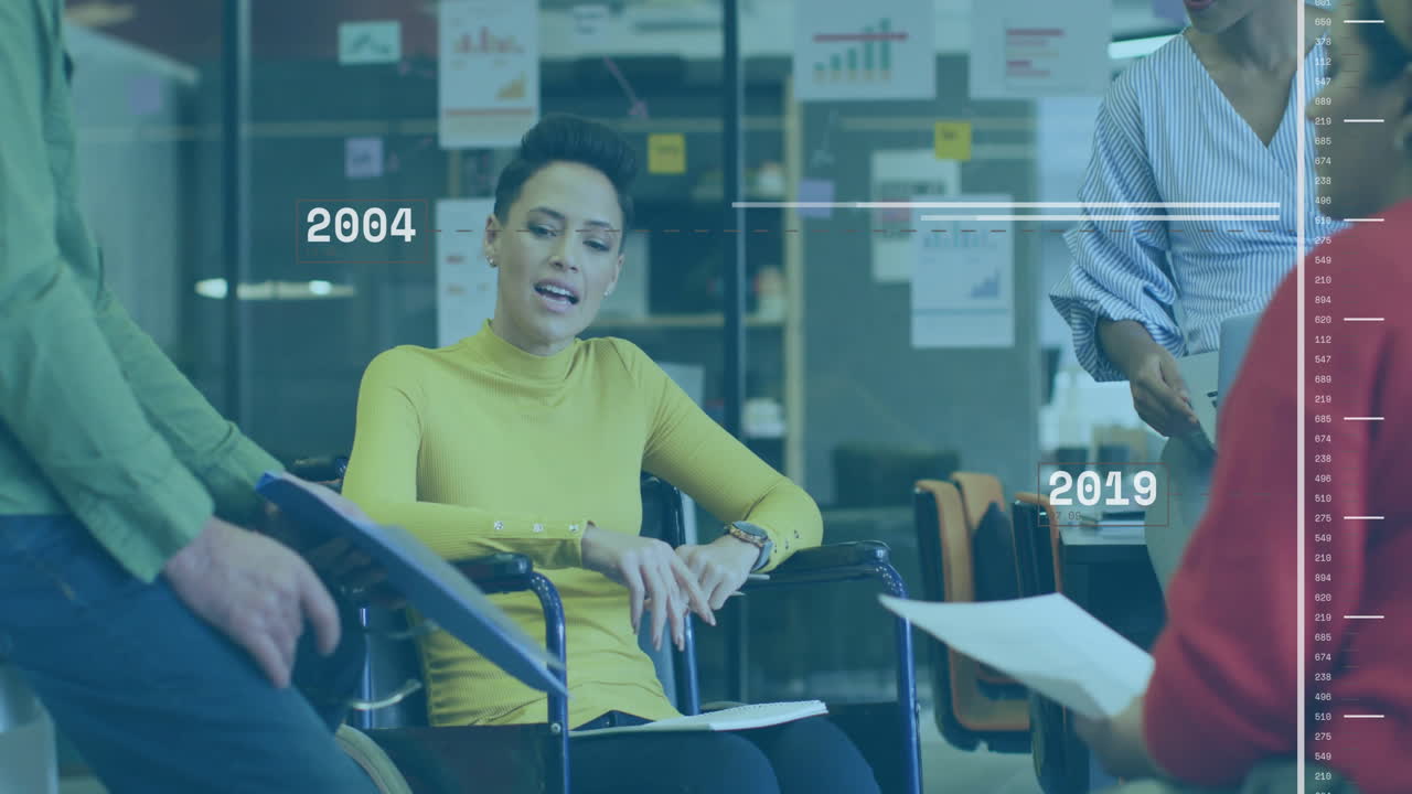 discutiendo el crecimiento del negocio animación de la línea de tiempo, diversos profesionales en la oficina moderna