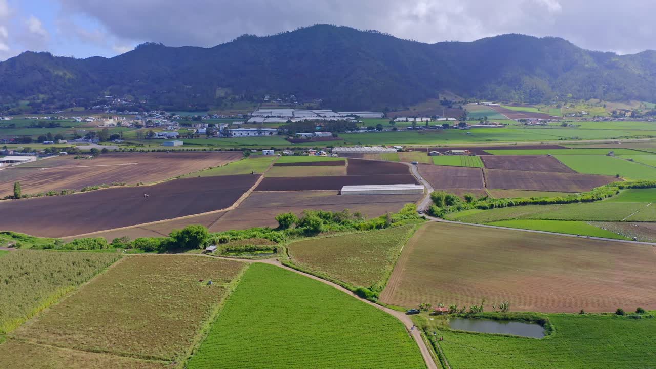 belleza en la naturaleza del entorno natural de constanza con paisaje verde y montañas en el fondo, república dominicana