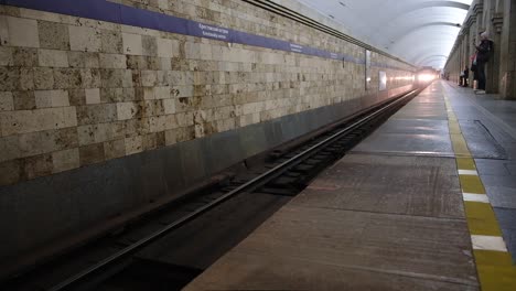 plataforma de la estación de metro