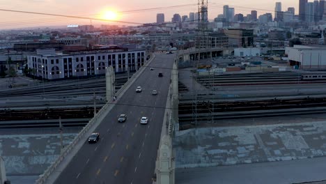 Puente-De-La-Calle-4-Con-Tráfico:-Automóviles-Que-Conducen-Al-Centro-De-Los-Ángeles