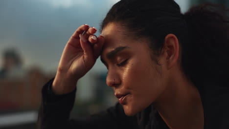 ciudad, entrenamiento y cara de mujer cansada relajarse