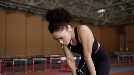 joven atleta calentándose en el interior