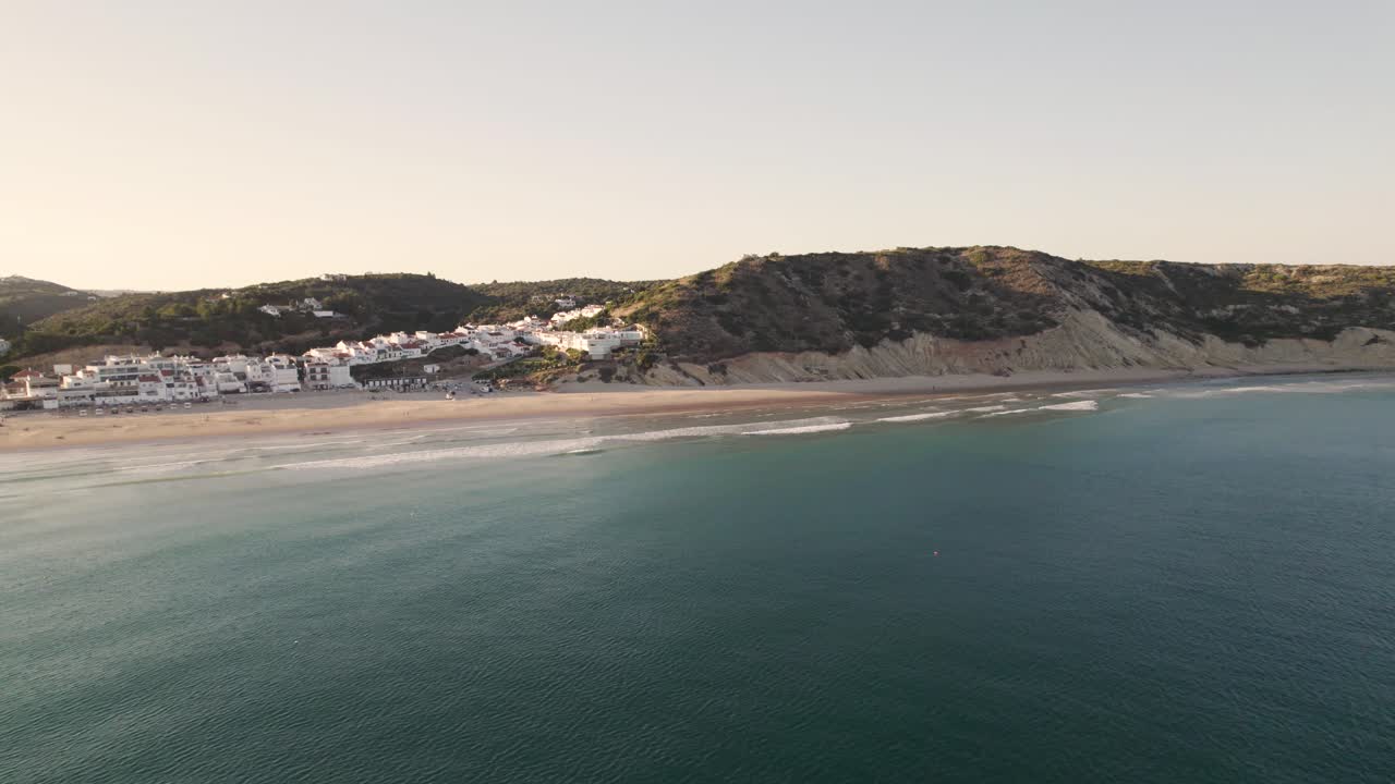 vista aérea de las relajantes olas rompiendo en la hermosa playa discreta praia da salema algarve portugal