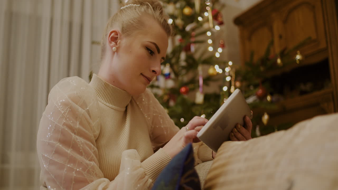 크리스마스 동안 디지털 태블릿을 사용하고 온라인 쇼핑을 하는 여성 3