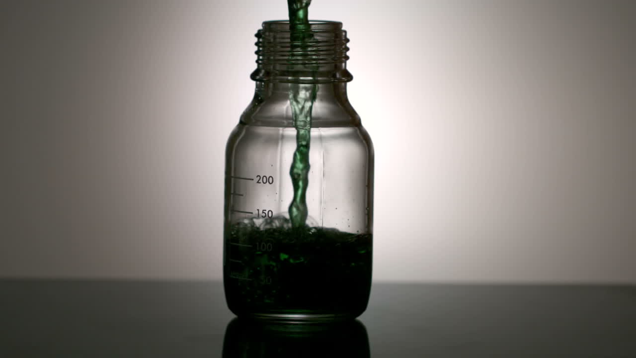 agua que se vierte en un biberón