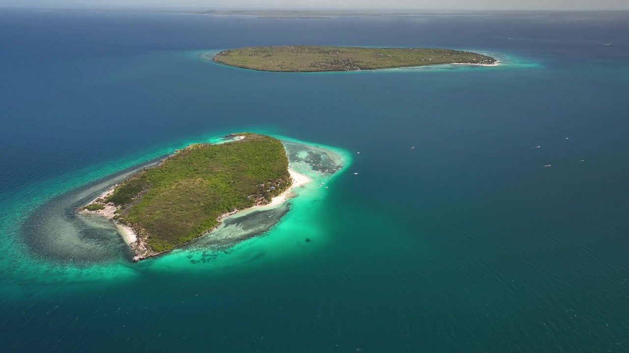 Ilhas tropicais com vegetação exuberante e águas azul-turquesa vistas de cima em um dia ensolarado