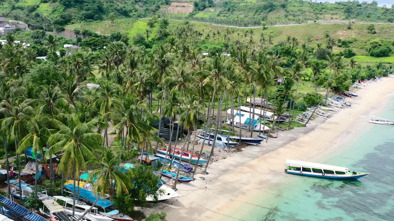 인도네시아 롬복의 열대 섬 코코넛 나무 밭에 버려진 어선, 공중