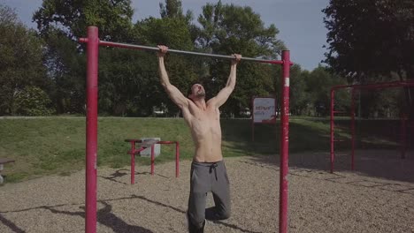 Persona-Masculina-Haciendo-Pull-Ups-En-La-Barra-En-El-Parque