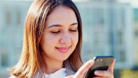 estudiante de moda enviando mensajes de texto por teléfono