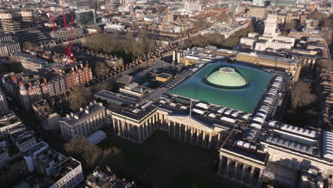 Toma-Aérea-Dando-Vueltas-Alrededor-De-La-Fachada-Frontal-Del-Museo-Británico.