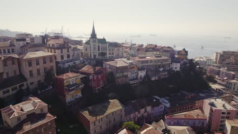 Luftaufnahme-Der-Lutherischen-Kirche-Von-Valparaiso-An-Einem-Strahlend-Sonnigen-Tag-Mit-Der-Bucht-Von-Valparaiso-Im-Hintergrund