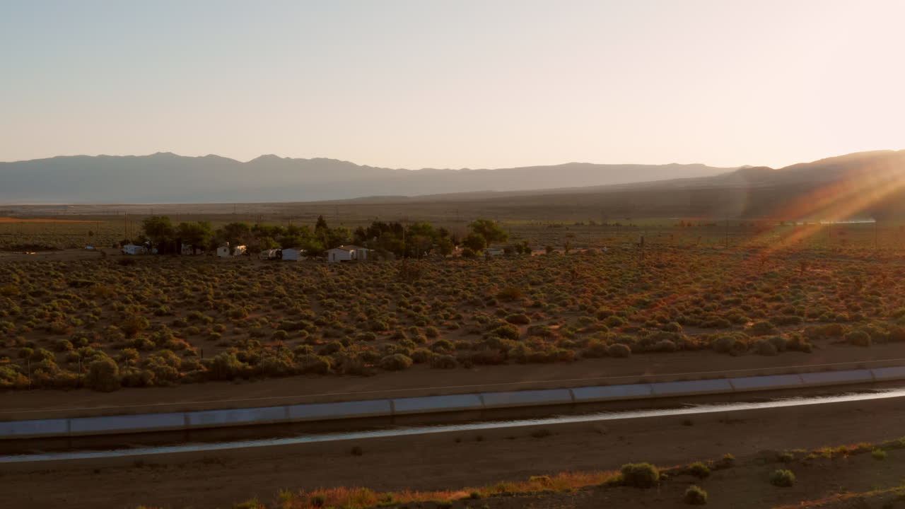 호텔과 rv 캠프장을 배경으로 일출 동안 시에라 네바다