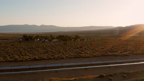 Die-Sierra-Nevada-Bei-Sonnenaufgang-Mit-Im-Hintergrund-Ein-Hotel-Und-Ein-Wohnmobilcampingplatz