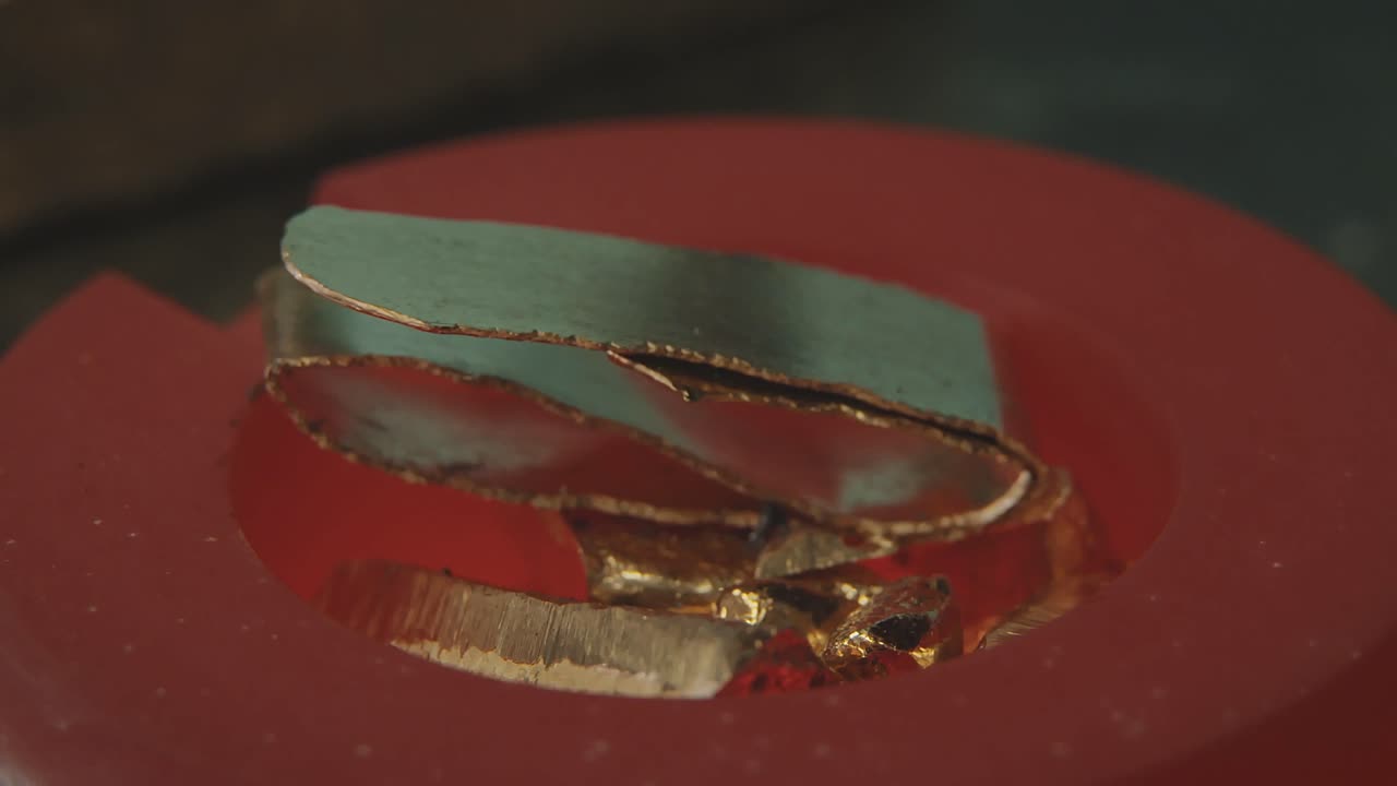 металлический компонент в красной плесени