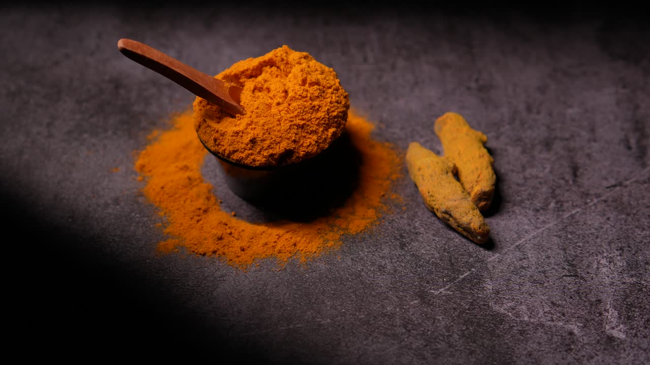 Kurkuma ist eine ayurvedische Zutat, die verschiedene Krankheiten heilt. Es wird auch beim Kochen verwendet, um Speisen schmackhafter zu machen.