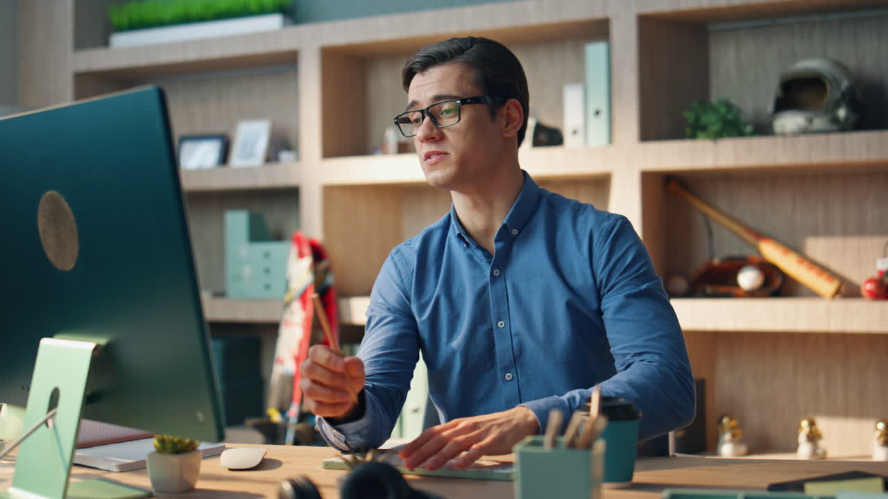 자신감있는 남자가 가상 통화를합니다. 현대적인 사무실 클로즈업. 프리랜서 제스처링