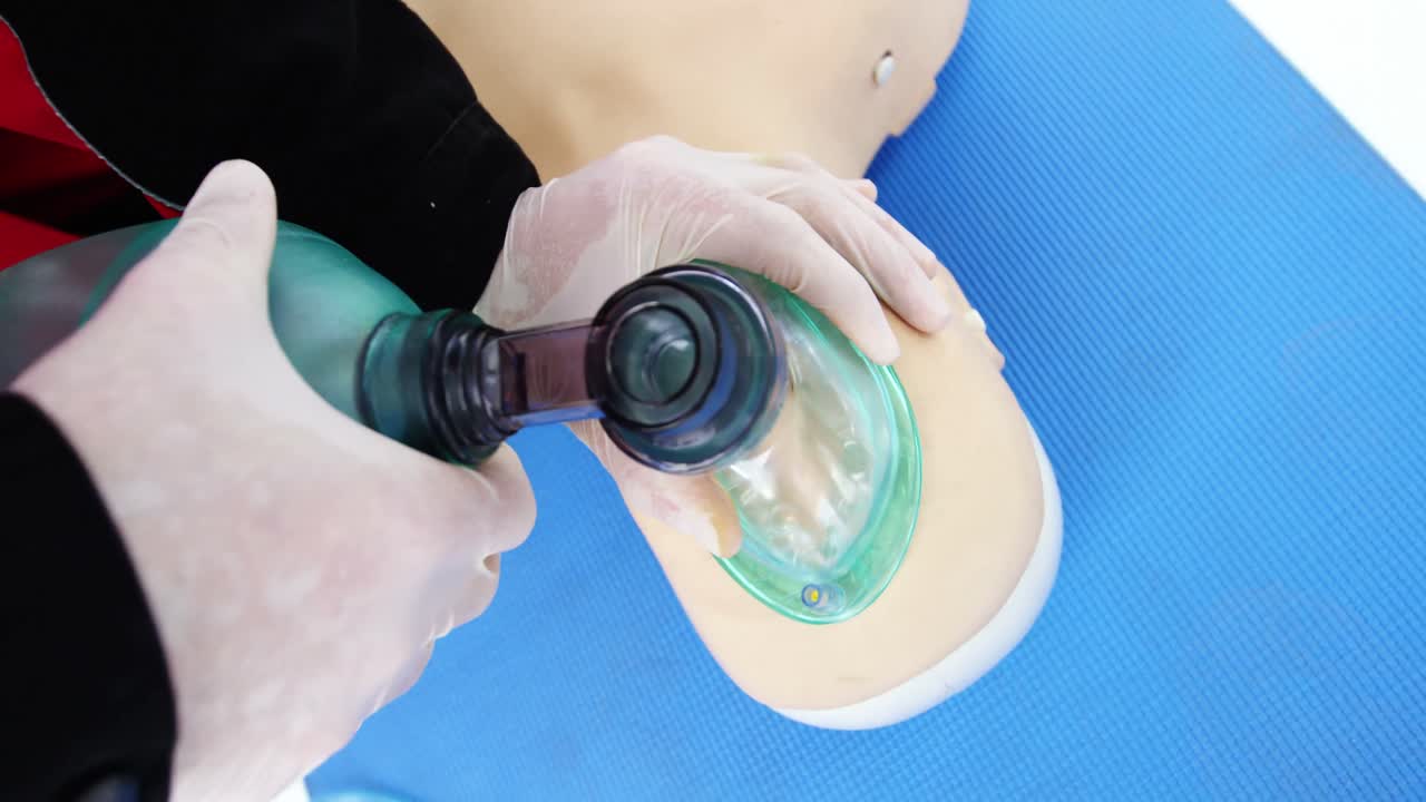 심폐폐소생술 훈련 중의 남성 구급대원