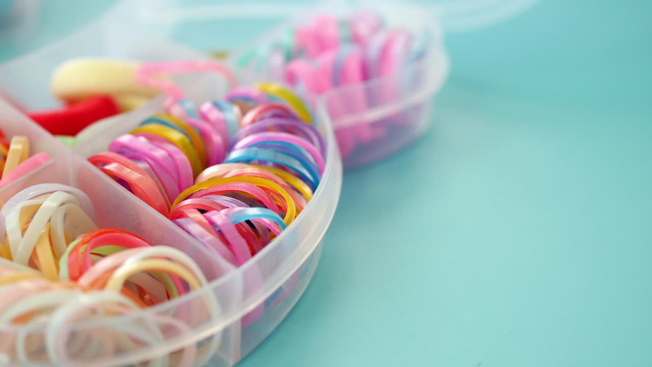 bandas de goma de colores en un organizador de plástico