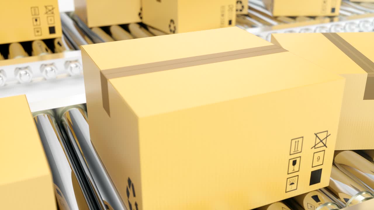 카드보드 상자는 컨베이어 벨트를 따라 진행됩니다. 콘베이어 벨트에 있는 카드보드 박스