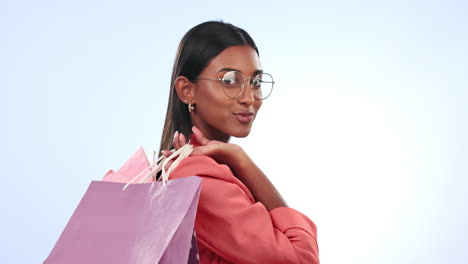 gafas, guiño y cara de mujer con bolsa de compras