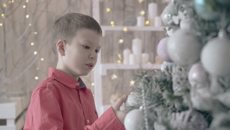 El-Niño-Mira-La-Decoración-Del-árbol-De-Navidad-Sonriendo-En-éxtasis.