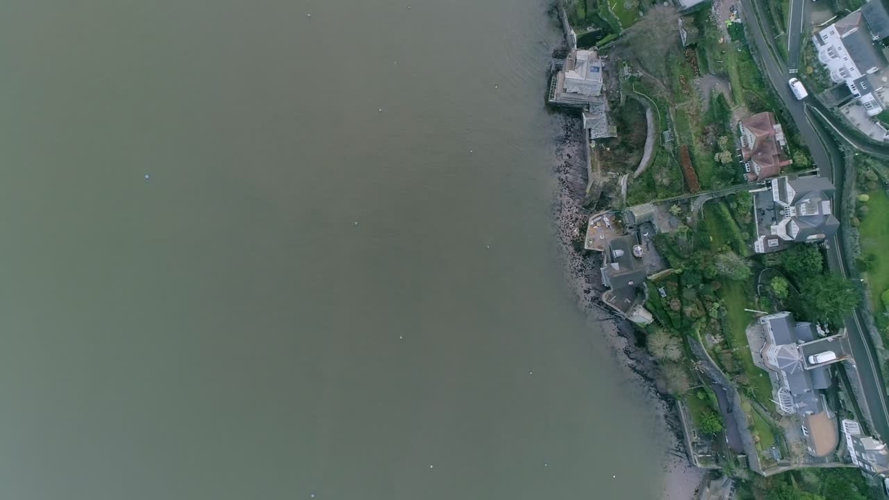 정원, 나무, 도로와 혼합된 층층의 절벽 꼭대기 도시 거리의 아름다운 추상적 하향식 샷