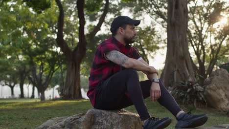 hombre sentado en un parque