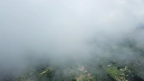Hay-Niebla-Cerca-De-La-Colina-En-Ayer-Itam-Con-Una-Plantación-Verde-Cerca-De-La-Colina-De-Penang.