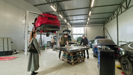 reemplazo de baterías de automóviles eléctricos en un taller