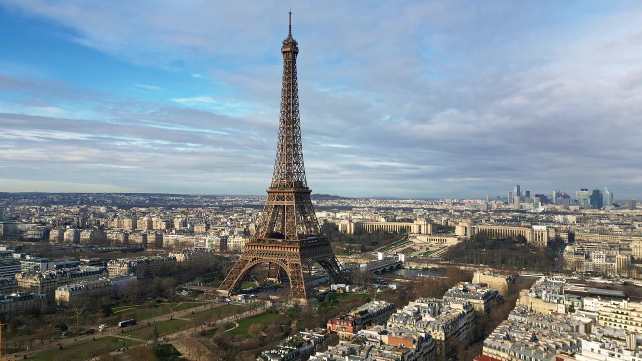 La famosa Torre Eiffel con un effetto aereo di vertigine a media altitudine, Parigi, Francia
