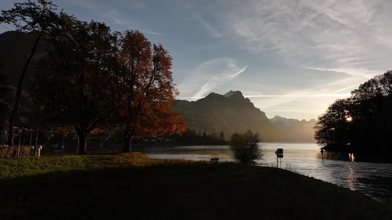 Pôr do Sol Deslumbrante de Outono sobre um Lago e Montanhas Suíças