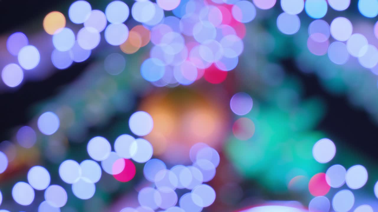 brillantes círculos de colores abstractos desenfocados luces de navidad video. luces de hadas borrosas. fuera de enfoque fondo de vacaciones árbol de navidad. bokeh de luz del árbol de xmas.