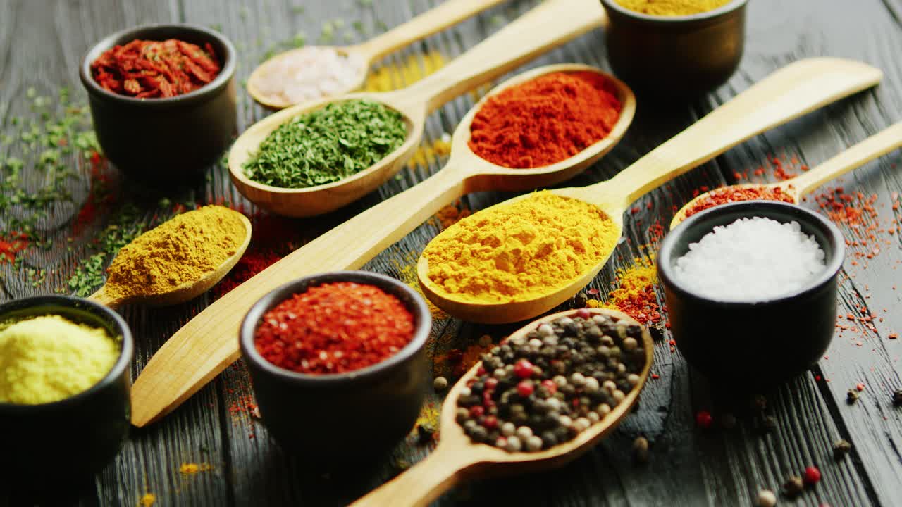 cuencos y cucharas con especias