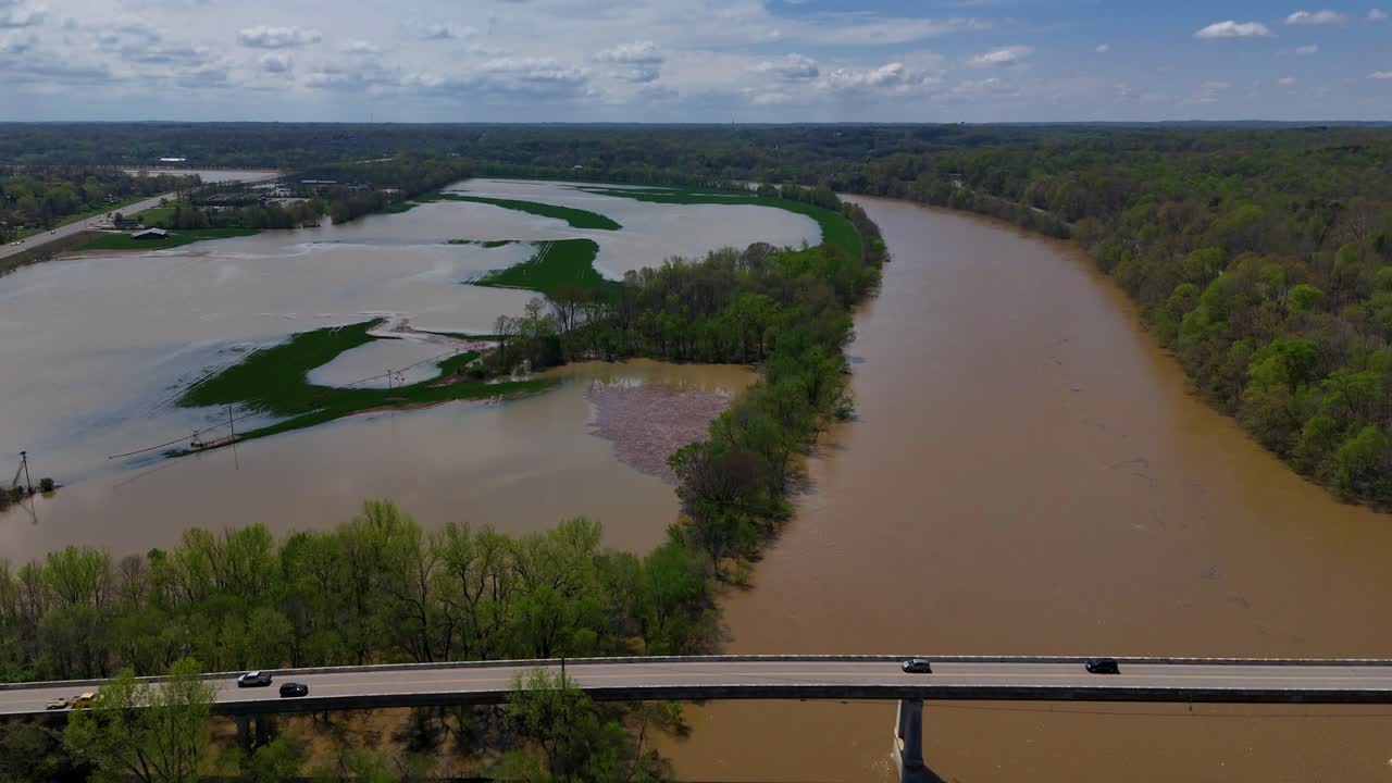 Droneoptagelser der afslører bro- og oversvømmelsesskader langs Cumberland River i Clarksville, Tennessee.
