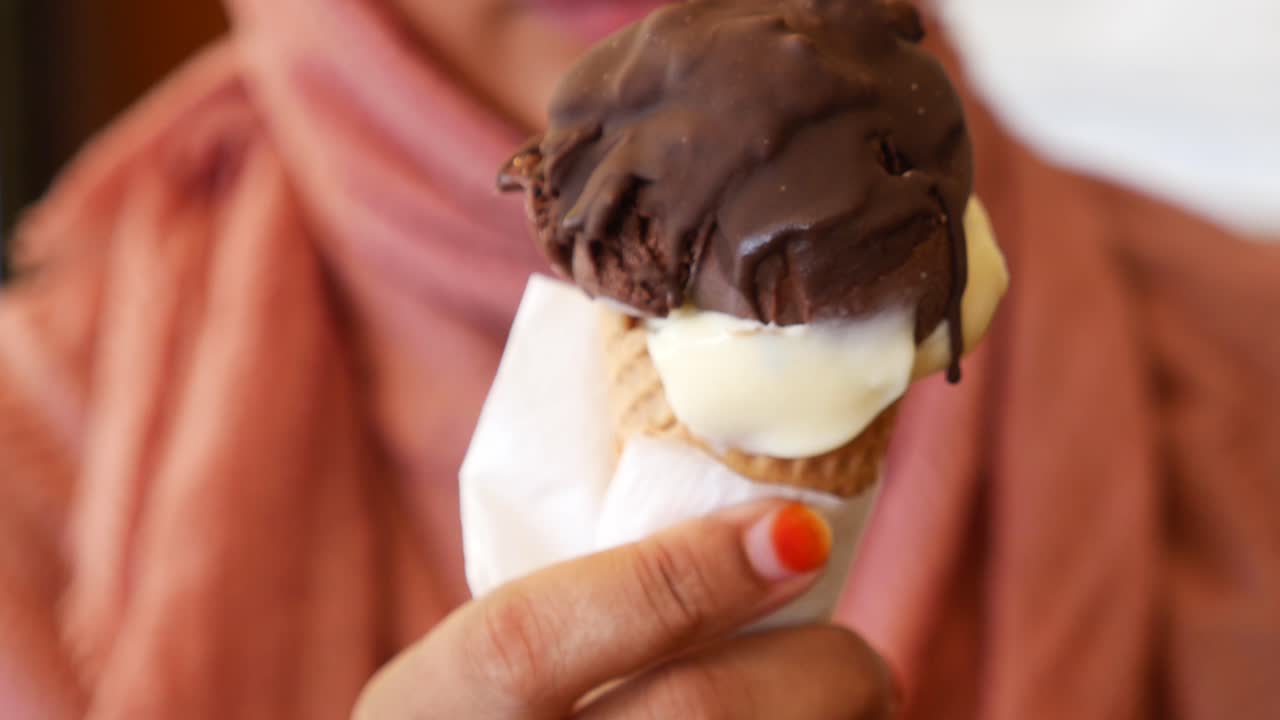 mujer sosteniendo un delicioso cono de helado