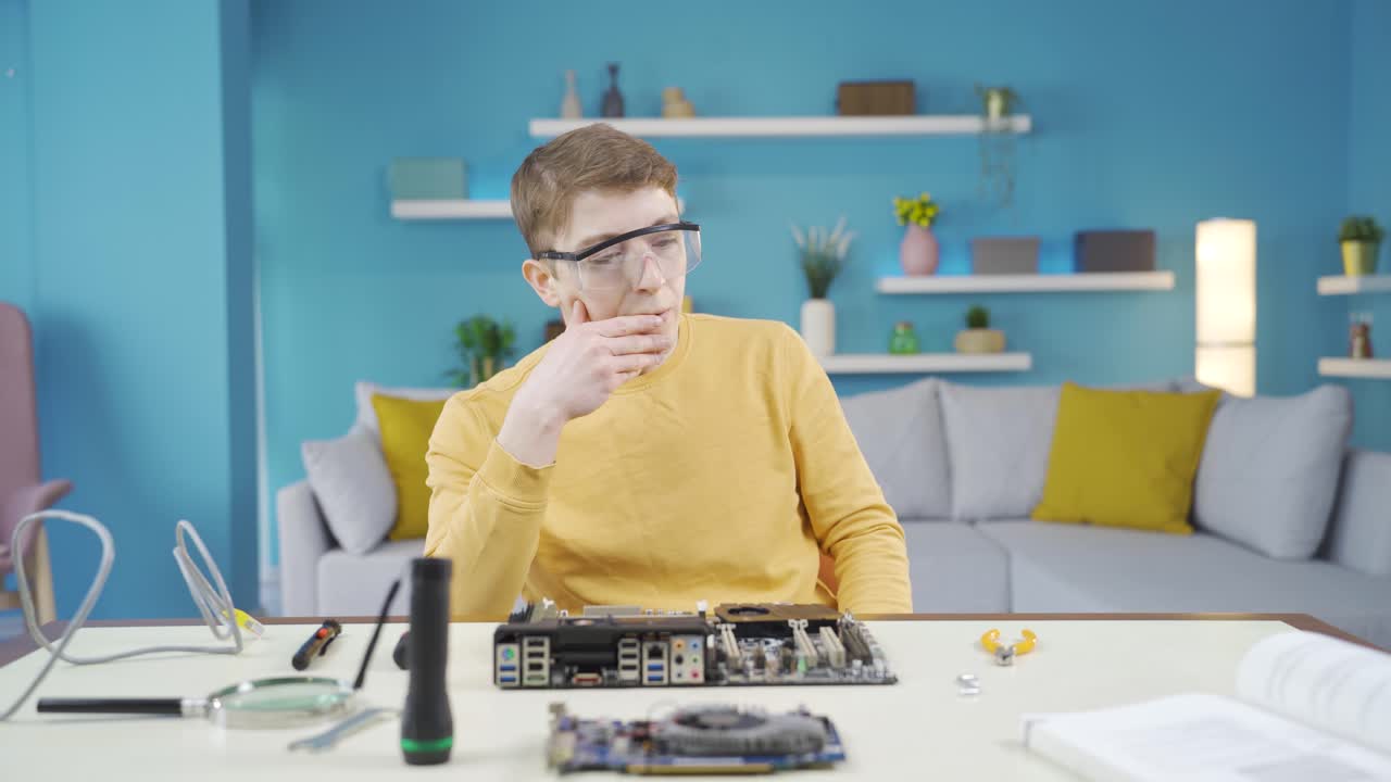 전자제품을 취급하는 젊은이.