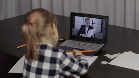 Lección-De-Educación-A-Distancia-Para-Alumnas-Con-Profesora,-Utilizando-Un-Ordenador-Portátil-Digital-En-Casa