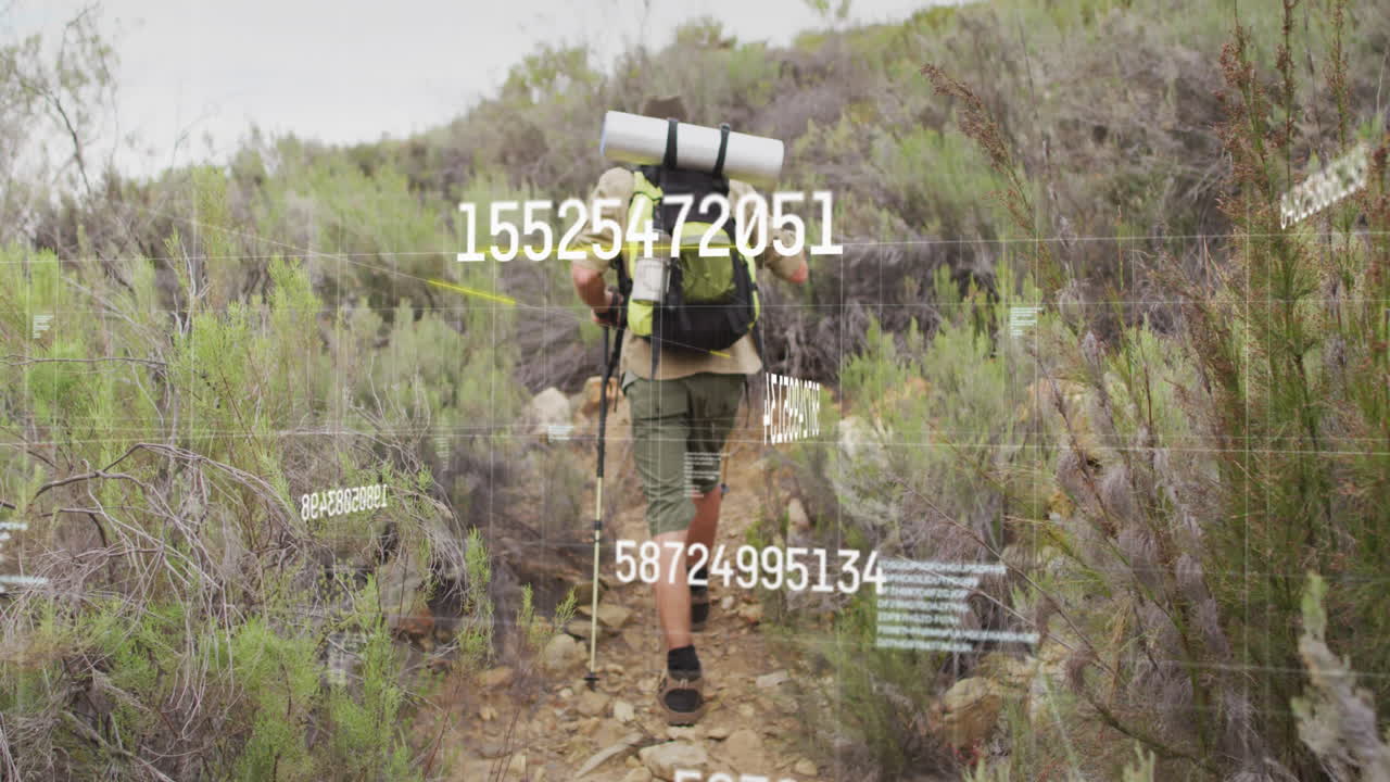 산에서 카우카스 남성 산책자에 대한 데이터 처리의 애니메이션