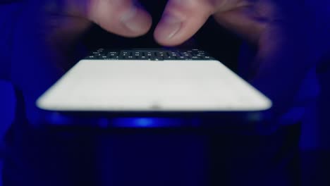 primer plano de las manos de un joven escribiendo sms desplazándose