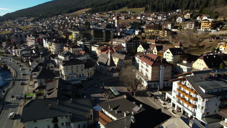 Vista-Aérea-De-La-Ciudad-De-Ortisei,-Val-Gardena,-Tirol-Del-Sur,-Italia,-Edificios,-Iglesias-Y-Calles