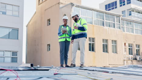 profesionales de la construcción inspeccionando paneles solares en un techo